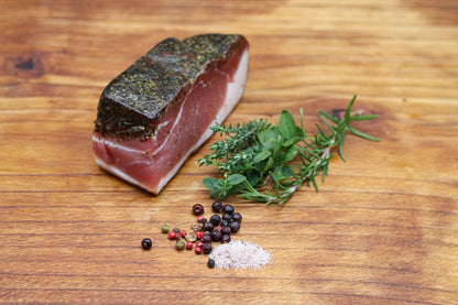 Speck im Kräutermantel - Speckhof